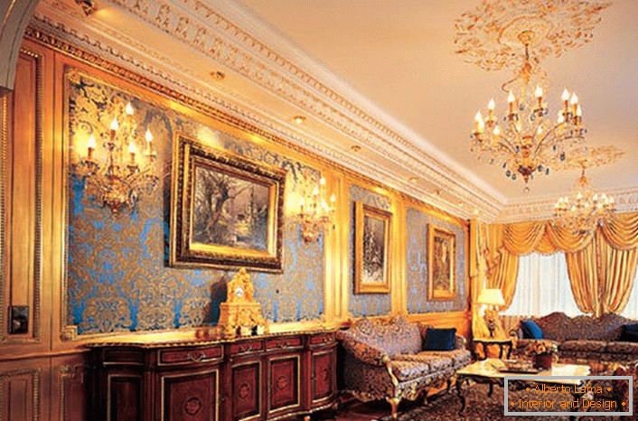 Salon w domu dużej francuskiej rodziny. Styl empire w pokoju gościnnym pokazuje status właścicieli domu. Królewskie, drogie apartamenty są interesujące z odpowiednią kombinacją detali. Fretwork na ścianach, lampach, żyrandolach i złocistych lambrequins harmonijnie wyglądają w ogólnym obrazie wnętrza. 