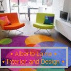 Wnętrze z kolorowymi fotelami i dywanem
