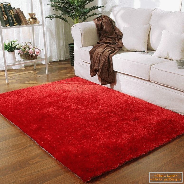 Czerwony dywan przed białą kanapą