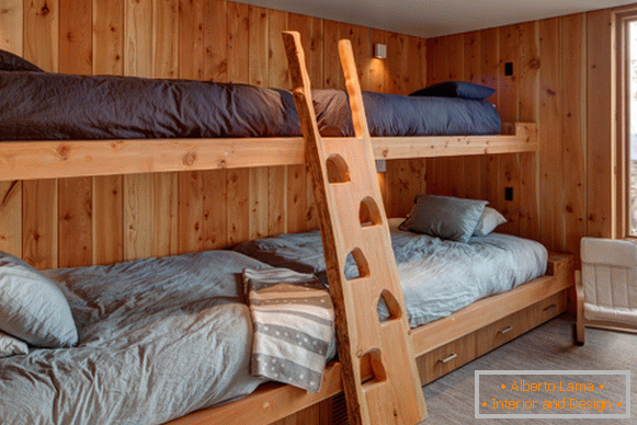 Domowe łóżko piętrowe wykonane z drewna