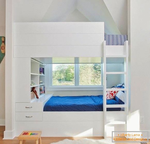 Białe łóżko piętrowe возле окна