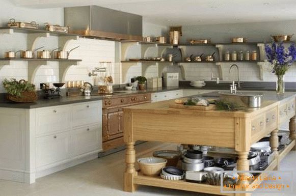 Otwarte półki z miedzianą zastawą stołową w projektowaniu kuchni