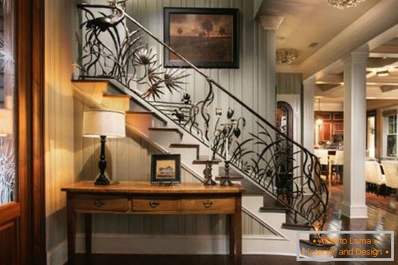 Piękna kuta balustrada na schody w domu - zdjęcie z pomysłami