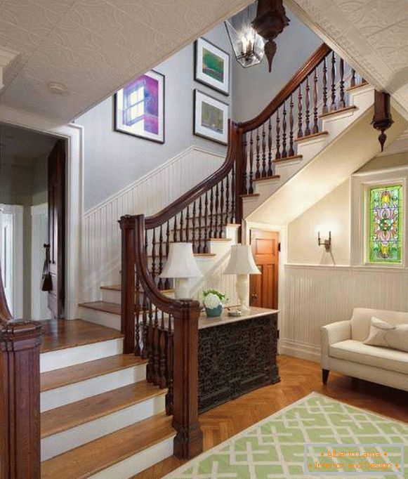 Wykończenie schodów w domu - zdjęcie z drewnianymi poręczami