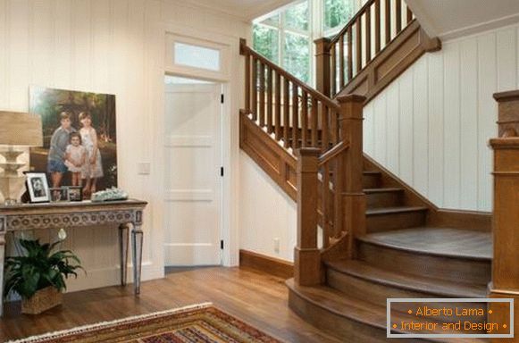 Sala z drewnianymi schodami w prywatnym domu - zdjęcie