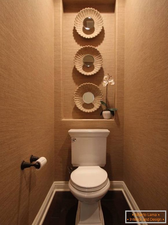 Toaleta z wnęką do dekoracji