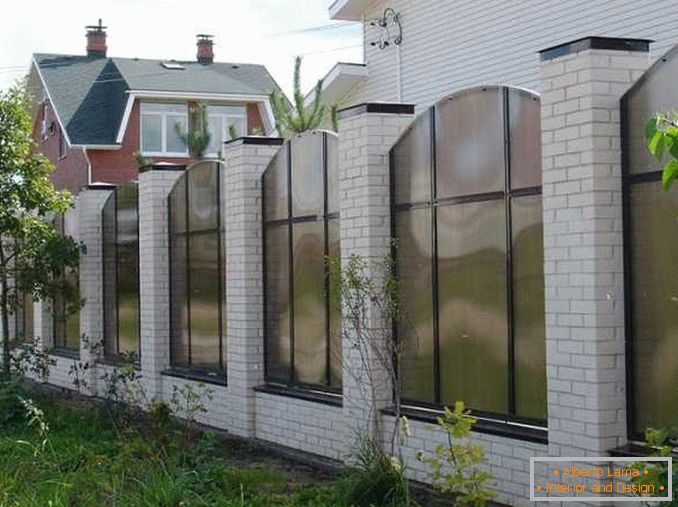 zdjęcie ogrodzenia dla prywatnego domu z poliwęglanu