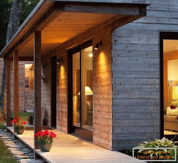 Mały ganek wykonany z drewna dla nowoczesnego domu prywatnego
