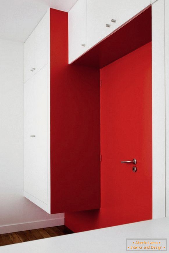 Kreatywne wnętrze mieszkania w kolorze czerwonym