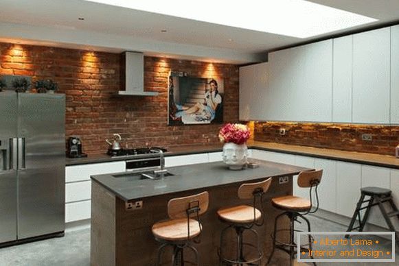 Kuchnie w stylu loftu z cegły - zdjęcie z białymi szafkami