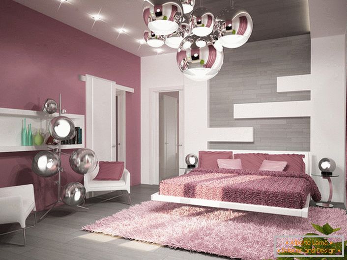 Przykład dobrze dobranego oświetlenia do sypialni w stylu high-tech. Żyrandol sufitowy, lampki nocne i lampa podłogowa są wykonane w tym samym stylu.