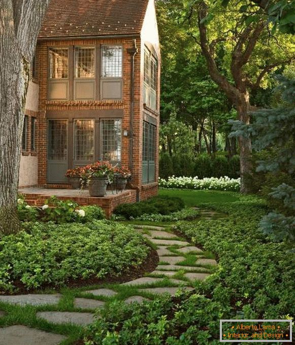 Kształtowanie krajobrazu domu wiejskiego - piękne ścieżki ogrodowe