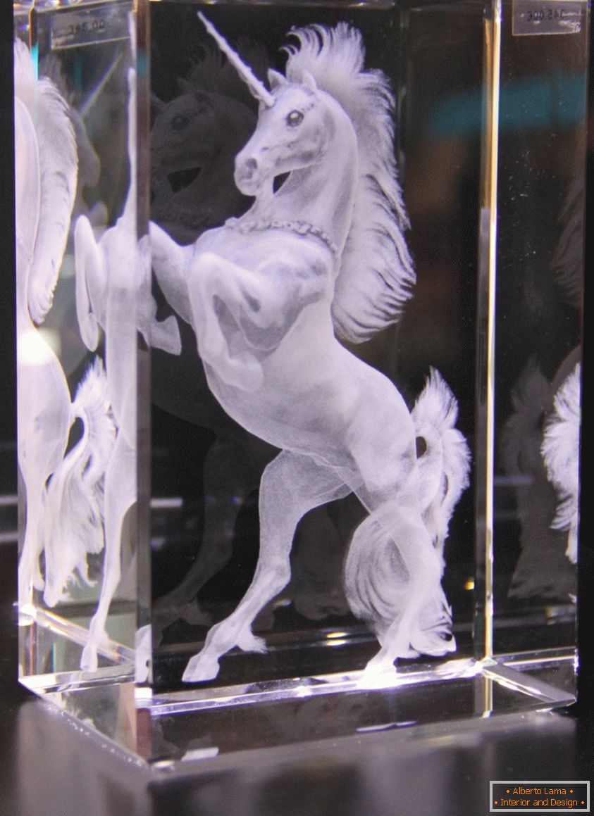 Laserowe grawerowanie 3D konia w szkle