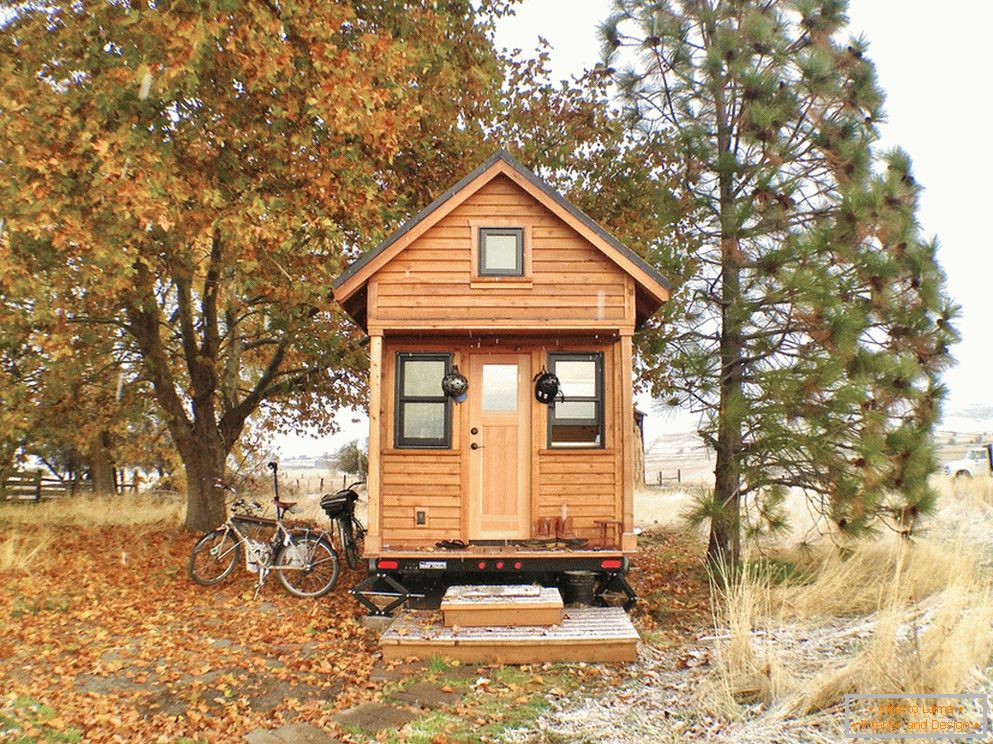 Mały drewniany dom