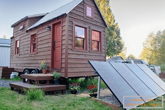 Mały dom z panelami słonecznymi