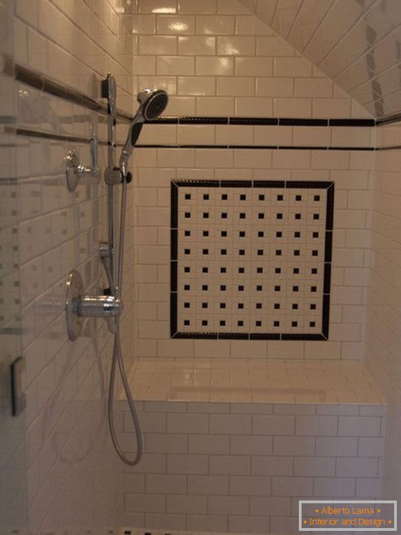 Spadzisty sufit w kabinie prysznicowej