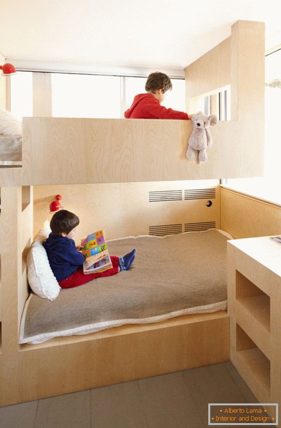 Dwupoziomowe łóżko w pokoju dziecinnym