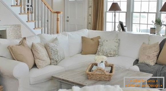 Sofa i poduszki w stylu Prowansji