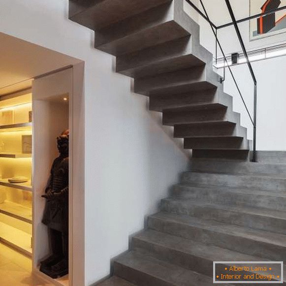 Betonowe schody w prywatnym domu w nowoczesnym stylu