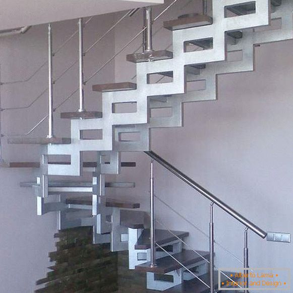 Niezwykłe metalowe schody w prywatnym domu z drewnianymi schodami