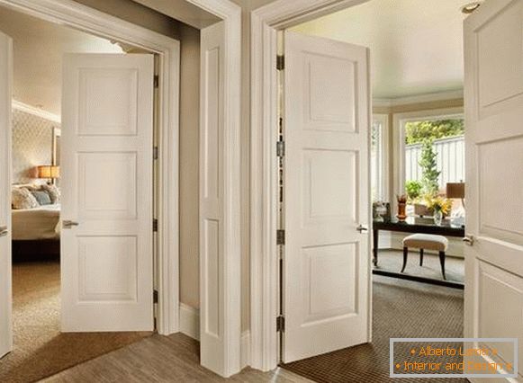 Piękne wewnętrzne drzwi we wnętrzu - zdjęcie w kolorze białym