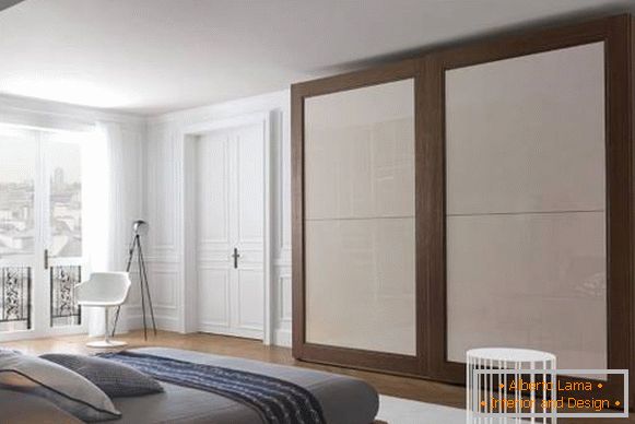 Klasyczne białe drzwi we wnętrzu mieszkania - sypialnia fotograficzna
