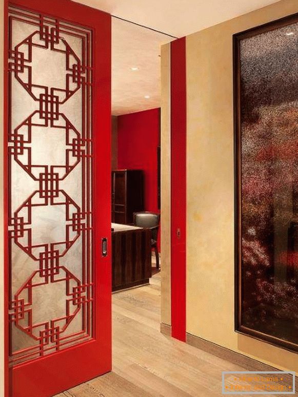 Czerwone drzwi we wnętrzu mieszkania - zdjęcie