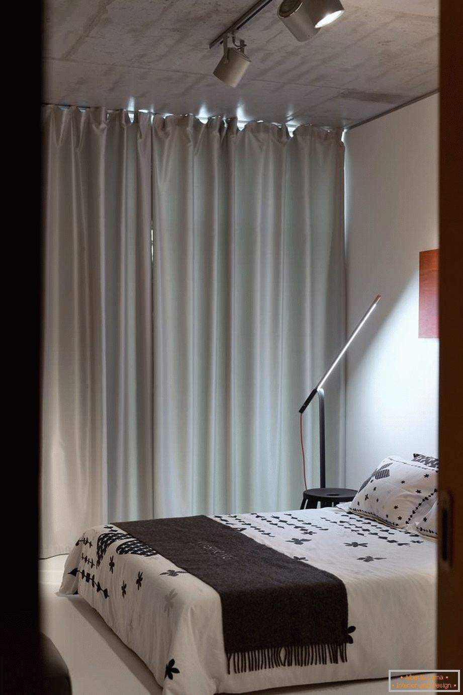 Sypialnia małego apartamentu z jedną sypialnią w Kijowie