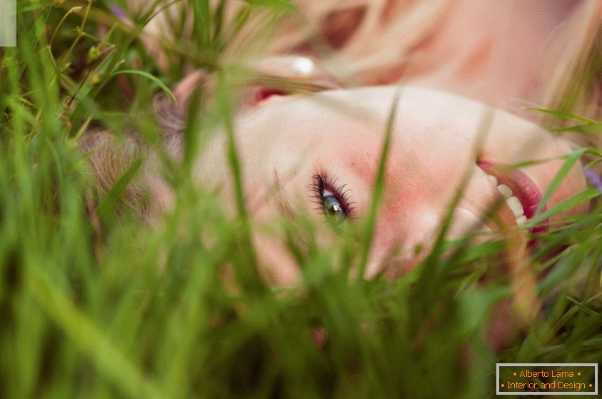 Portret dziewczyna w trawie