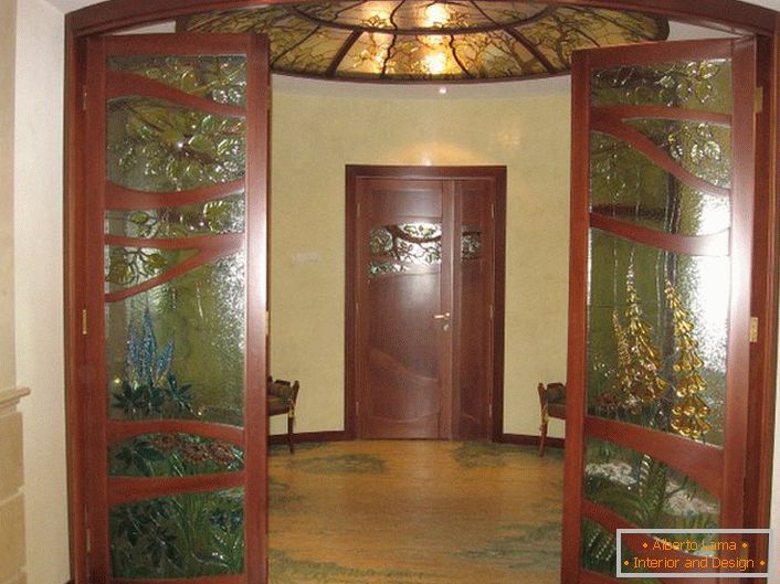 Sufit witrażowy harmonizuje z designem drzwi ze szklanymi wstawkami. 