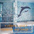 Delfin mozaiki na ścianie łazienki