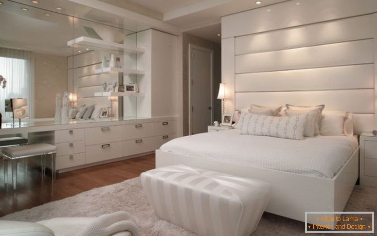 sypialnia-łóżko-biały-otomana