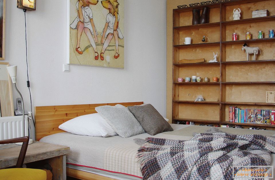 Drewniany stojak przy łóżku