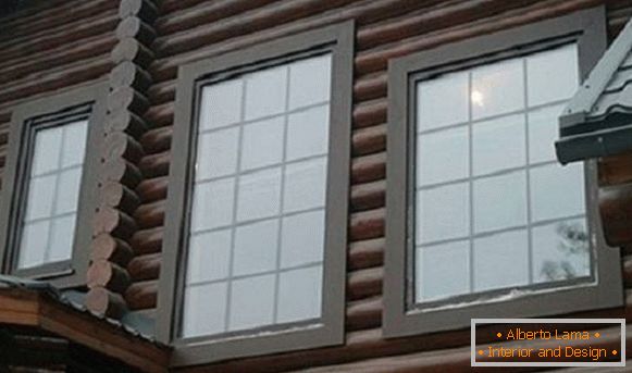Piękne wykończenia do okien w drewnianym domu, zdjęcie 10