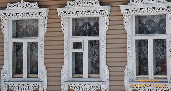 Clysters w oknach w drewnianym domu zdjęcie, zdjęcie 13