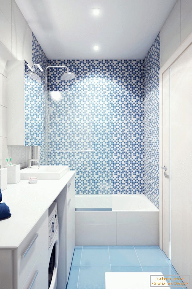 Biała i niebieska łazienka małego studia w Rosji