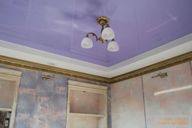 wyłożony fioletem sufit w łazience