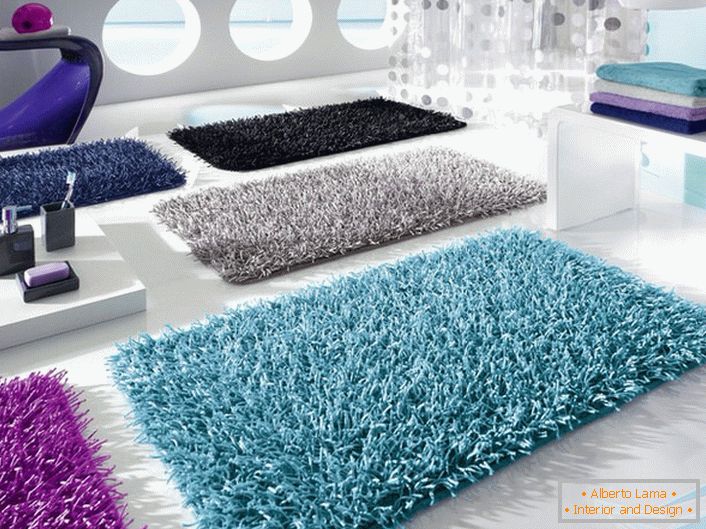 Jasne kolorowe dywaniki łazienkowe mogą być używane nie tylko do wykonywania praktycznych zadań, ale także do tworzenia przytulnej, komfortowej atmosfery.