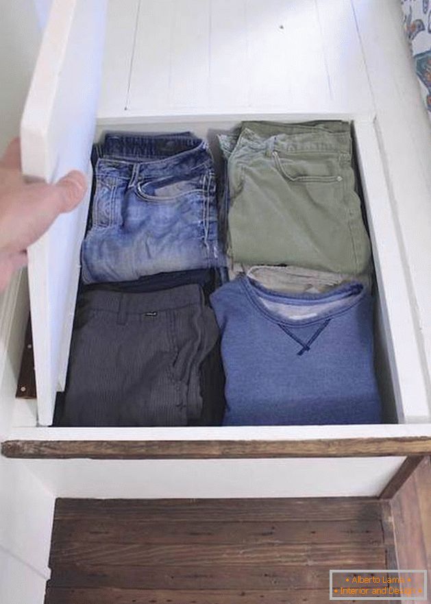 System przechowywania ubrań w małym domku na kółkach