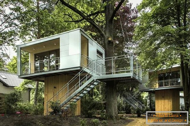 Niezwykły domek na drzewie от Baumraum