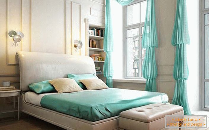 Skromne wnętrze sypialni w stylu neoklasycznym to interesujące akcenty w kolorze mięty. 