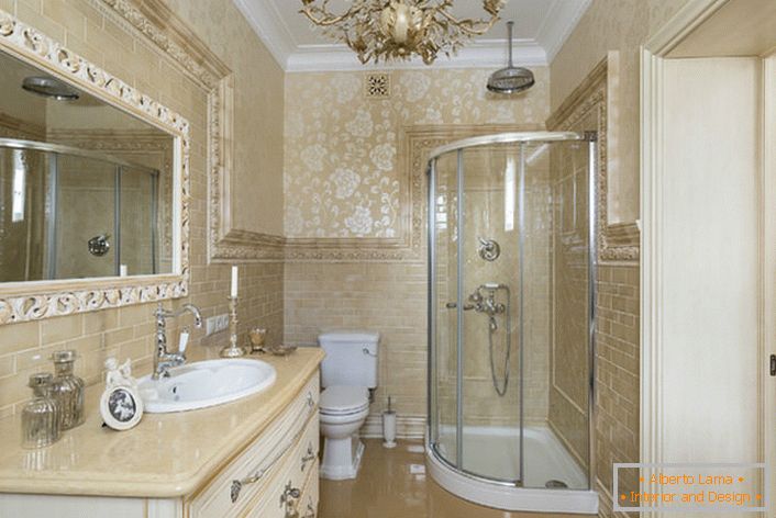Stylowa łazienka. Styl wnętrza neoklasycysty świetnie prezentuje się w przestronnym i funkcjonalnym pokoju.