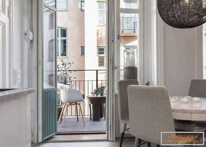 Balkon apartament-studio w stylu skandynawskim