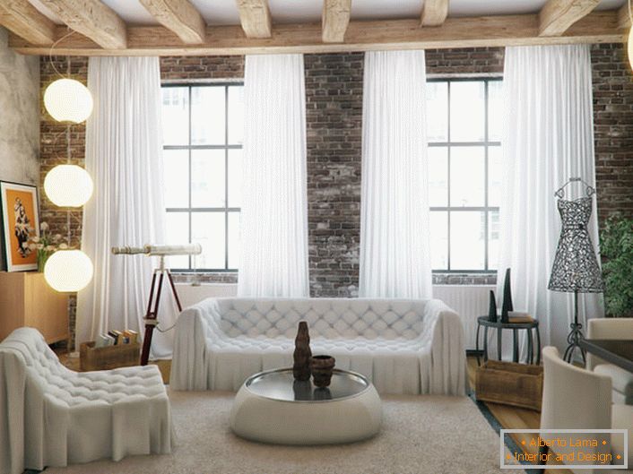 Tylko w stylu loftu można łączyć niespójne. Niesamowity kontrast szorstkiego otoczenia ścian i sufitu oraz delikatny kolor i kształty mebli i zasłon.