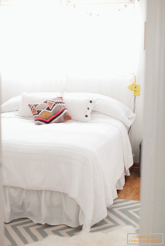 Mała sypialnia w białym kolorze