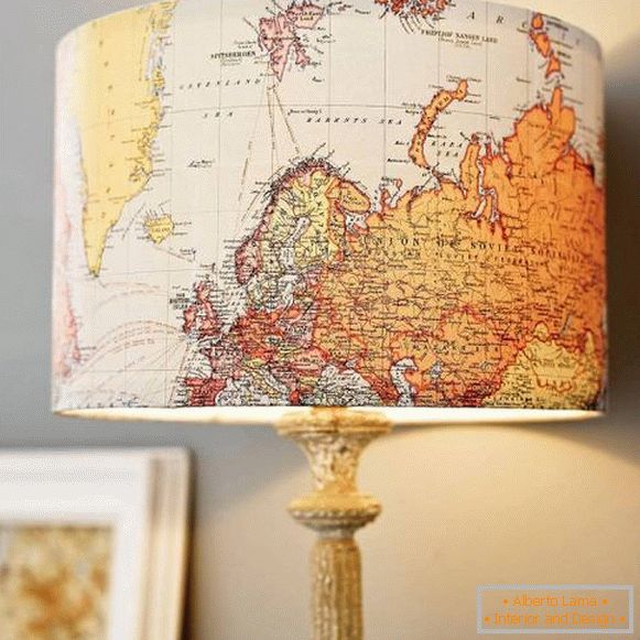 Lampa stołowa z mapy