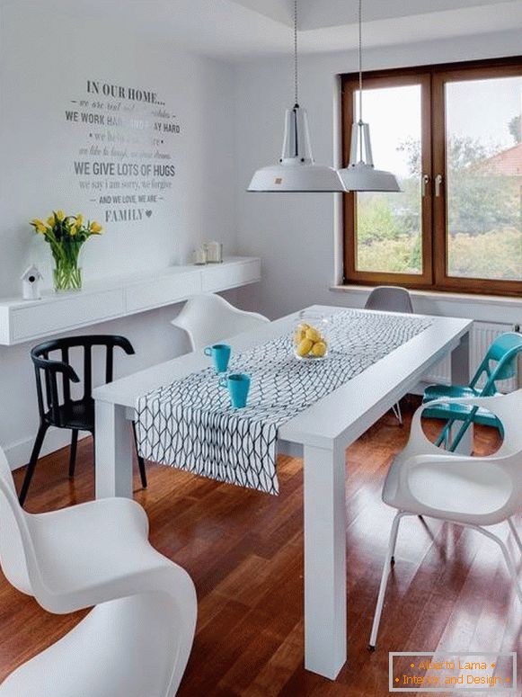 Biały stół jadalny i krzesła wielobarwne