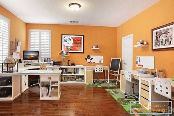 pomarańczowo-ścienny-dom-biuro