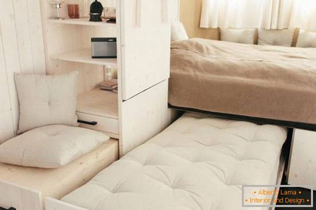 Wewnętrzny układ małego domu: дополнительная кровать в спальне