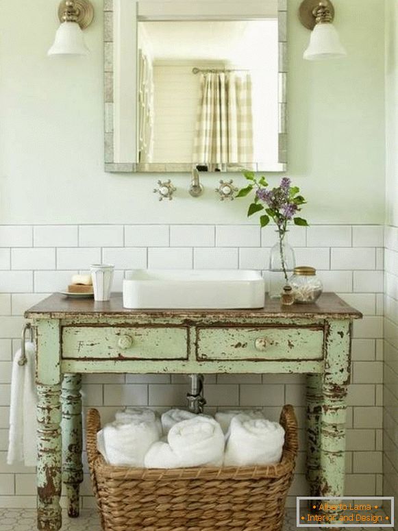 Stare meble łazienkowe dla Prowansji